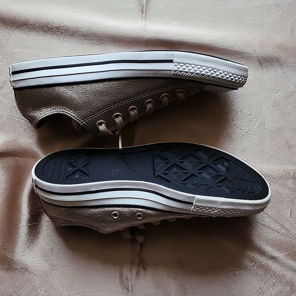 Converse All Star EUC women's metallic gold tennis shoes size 7 - Picture 4 of 9